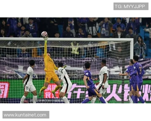 天津天海迎战河南建业争夺中超联赛关键三分的激烈对决